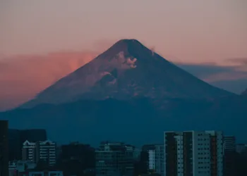 Incendio en Volcán de Agua controlado en un 60 % después de 5 días, según autoridades