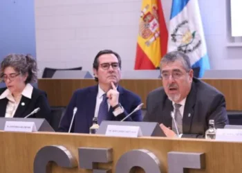 Presidente de Guatemala pide inversión y habla de respeto y democracia en España