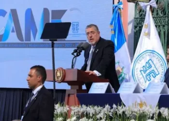 Presidente de Guatemala recuerda violencia y tensión que vivió la democracia tras las elecciones