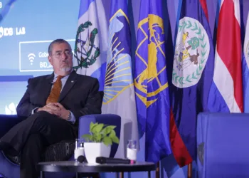 Presidente de Guatemala insiste en que construirán 7 hospitales y remozarán miles de escuelas