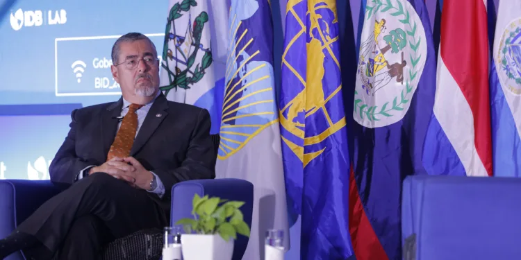 Presidente de Guatemala insiste en que construirán 7 hospitales y remozarán miles de escuelas