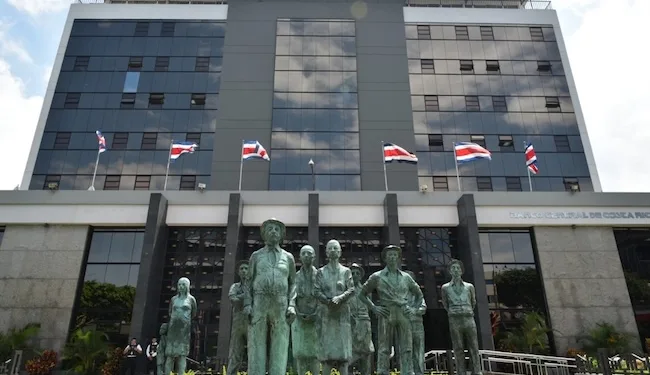 Caída del tipo de cambio en Costa Rica y desempleo en Limón despiertan críticas hacia el Banco Central