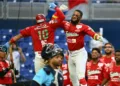 El receptor panameño Iván Aaron Herrera celebra tras conectar un jonrón decisivo para que su equipo ganara ante Curazao/ AFP