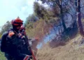 Hasta con helicóptero combaten el incendio en Volcán de Agua en Guatemala
