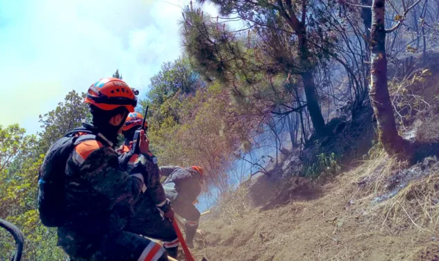 Hasta con helicóptero combaten el incendio en Volcán de Agua en Guatemala