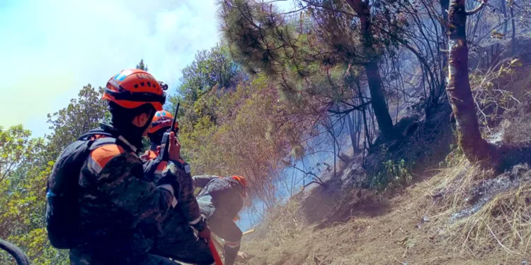 Hasta con helicóptero combaten el incendio en Volcán de Agua en Guatemala