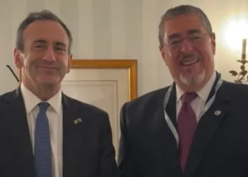 Presidente de Guatemala conversa sobre desarrollo con el asesor de seguridad de EEUU