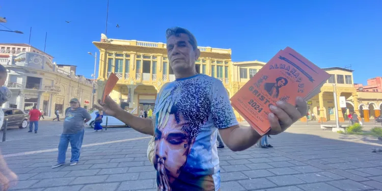 El Almanaque de Bristol se resiste a desaparecer de las calles de San Salvador