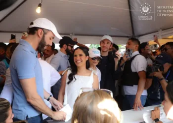 Nayib Bukele vota en San Salvador entre un mar de seguidores