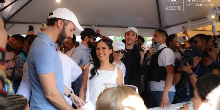 Nayib Bukele vota en San Salvador entre un mar de seguidores