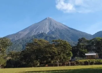 Autoridades guatemaltecas reportan explosiones en el Volcán de Fuego