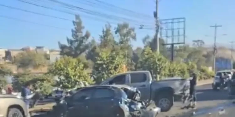 Tráiler embiste 16 vehículos en Honduras y sólo hay heridos