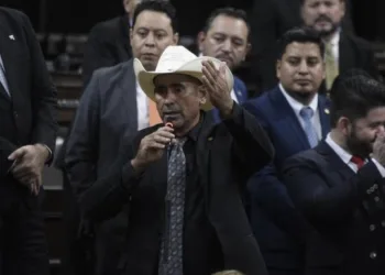 Diputado Tres Kiebres reta a lo macho a congresista para defender el honor de una colega