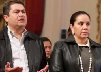 Expresidente de Honduras vuelve a alegar inocencia por medio de carta leída por su esposa