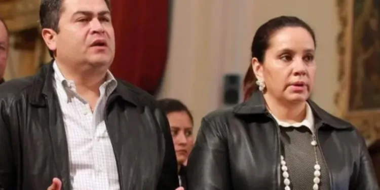 Expresidente de Honduras vuelve a alegar inocencia por medio de carta leída por su esposa