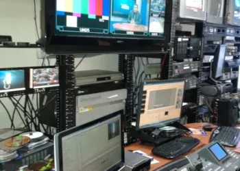 Empleados de canal de tv estatal en Honduras en huelga por falta de pago