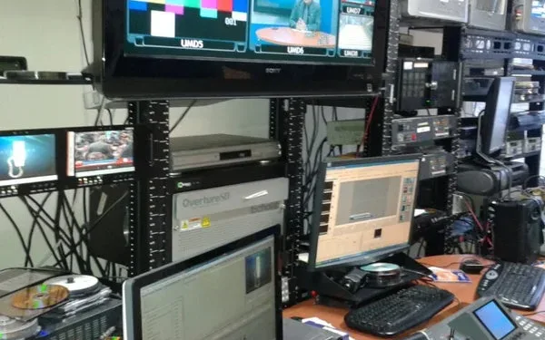 Empleados de canal de tv estatal en Honduras en huelga por falta de pago