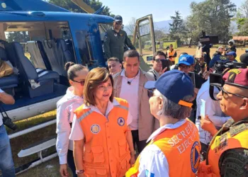 Helicóptero presidencial es usado para combatir incendios en Guatemala