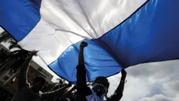 Nicaragua sumida en desesperanza y ganas de migrar, dice Barómetro Latinoamericano