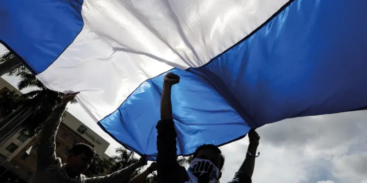 Nicaragua sumida en desesperanza y ganas de migrar, dice Barómetro Latinoamericano