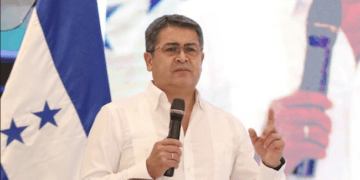 El inicio del juicio a expresidente Hernández agita la batalla política en Honduras