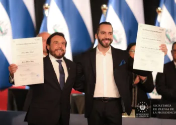 Nayib Bukele recibe las credenciales oficiales que certifican su reelección