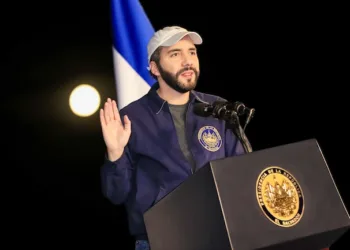Bukele dice que Trump trató mejor a El Salvador que Biden