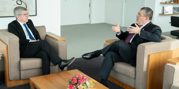 Presidente de Guatemala aboga por levantamiento de sanción olímpica a su país