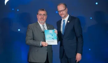 Entregan al presidente plan para aumentar a un 80 % la generación renovable en Guatemala