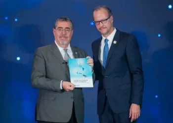 Entregan al presidente plan para aumentar a un 80 % la generación renovable en Guatemala