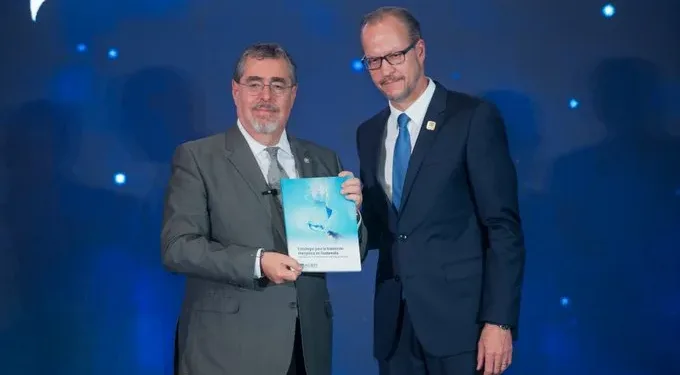 Entregan al presidente plan para aumentar a un 80 % la generación renovable en Guatemala