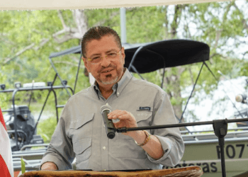 Informe legislativo señala a Rodrigo Chaves de dirigir esquema ilegal de financiamiento de campaña