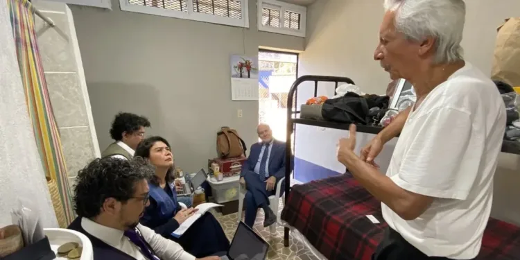 Relator de libertad de expresión visita a periodista José Rubén Zamora en cárcel guatemalteca