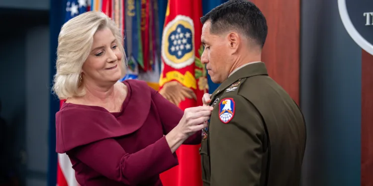 Astronauta de origen salvadoreño recibe singular condecoración del Ejército de EEUU