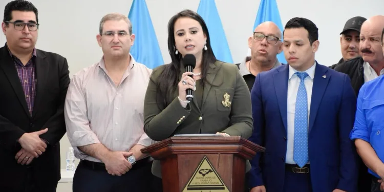 Aprueban un aumento entre 5.5 % y 7 % del salario mínimo en Honduras para 2024 y 2025