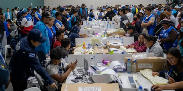 Partido Nuevas Ideas de Bukele encabeza recuento de votos en elecciones legislativas