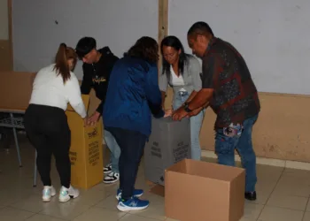 Centros de votación en El Salvador abren y electores deciden quién será su próximo presidente