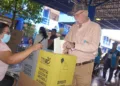 Un ciudadano deposita su voto en un centro de votación en San Salvador en2024./Foto CA360