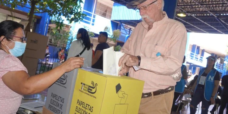 Elecciones transcurren con normalidad en El Salvador pese a retrasos iniciales