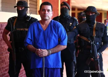 Dictadura de Nicaragua exhibe encadenado a opositor deportado de Costa Rica
