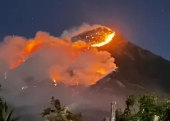 Incendio forestal avanza en el volcán de Agua en Guatemala