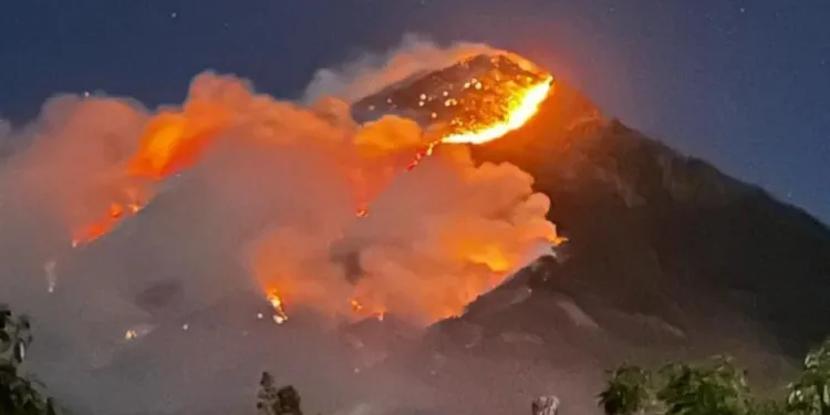 Incendio forestal avanza en el volcán de Agua en Guatemala