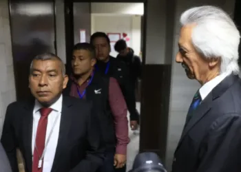 El periodista encarcelado José Rubén Zamora (derecha), observa al fiscal contra la impunidad, Rafael Curruchiche, señalado de corrupto.