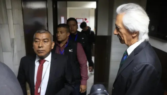 El periodista encarcelado José Rubén Zamora (derecha), observa al fiscal contra la impunidad, Rafael Curruchiche, señalado de corrupto.