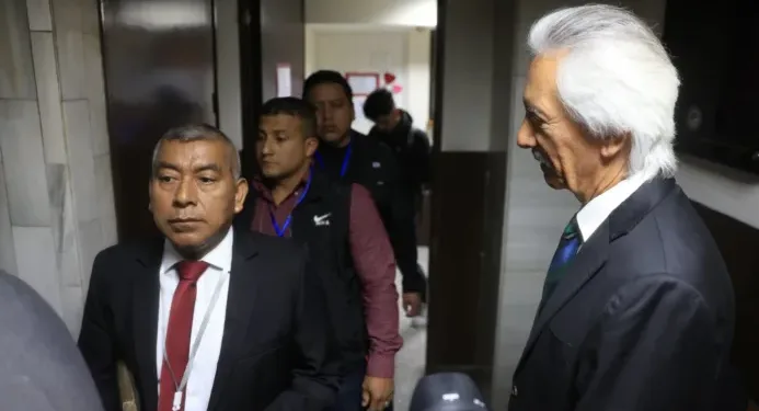 El periodista encarcelado José Rubén Zamora (derecha), observa al fiscal contra la impunidad, Rafael Curruchiche, señalado de corrupto.