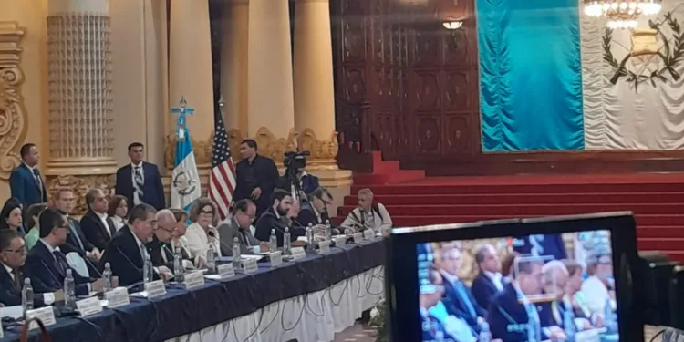 Presidente Arévalo insiste en respeto a la democracia y agradece apoyo de EEUU