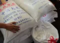 Esta imagen del periódico salvadoreño El Diario de Hoy, mostraba arroz donado por China siendo entregado en la campaña electoral.