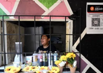 Ganancias con bitcoin hacen sonreir a comerciantes en El Salvador