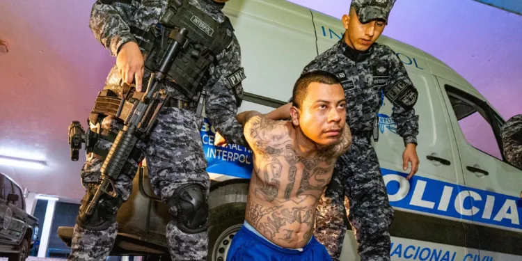 Arrestan en México a cabecilla de pandilla y lo entregan a las autoridades salvadoreñas