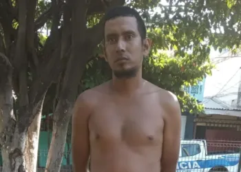 Policía salvadoreña encuentra por casualidad un cadáver escondido en un auto tras un accidente vial